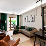 Urban Chic - Luxury 2-bedroom, Mennica Daire *