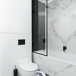 Urban Chic - Luxury 2-bedroom, Mennica Daire *