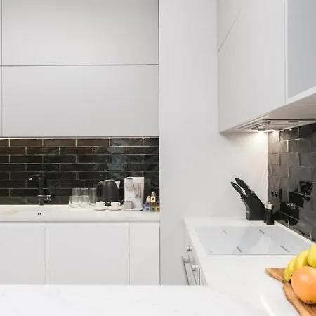 Urban Chic - Luxury 2-bedroom, Mennica