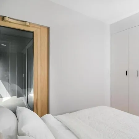 Urban Chic - Luxury 2-bedroom, Mennica *