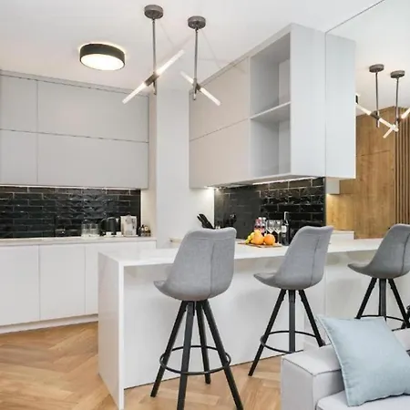 Urban Chic - Luxury 2-bedroom, Mennica Lejlighed