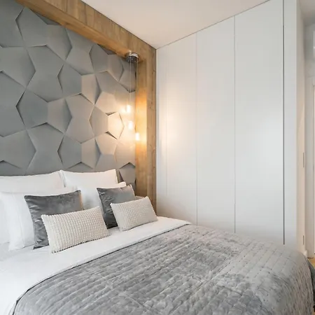 Urban Chic - Luxury 2-bedroom, Mennica