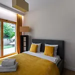 Urban Chic - Luxury 2-bedroom, Mennica Warsaw