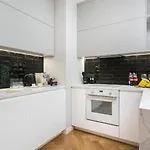 Urban Chic - Luxury 2-bedroom, Mennica *