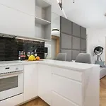Urban Chic - Luxury 2-bedroom, Mennica Appartamento