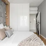 Apartment Urban Chic - Luxury 2-bedroom, Mennica