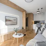 Apartment Urban Chic - Luxury 2-bedroom, Mennica