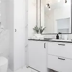 Apartment Urban Chic - Luxury 2-bedroom, Mennica Warsaw