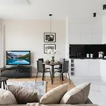 Urban Chic - Luxury 2-bedroom, Mennica Warsaw
