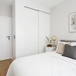 Urban Chic - Luxury 2-bedroom, Mennica Apartment