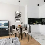 Urban Chic - Luxury 2-bedroom, Mennica Apartment