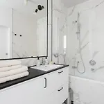Apartment Urban Chic - Luxury 2-bedroom, Mennica