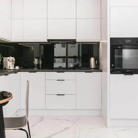 Urban Chic - Luxury 2-bedroom, Mennica *