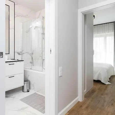 Urban Chic - Luxury 2-bedroom, Mennica