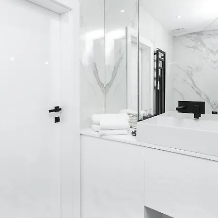 Urban Chic - Luxury 2-bedroom, Mennica