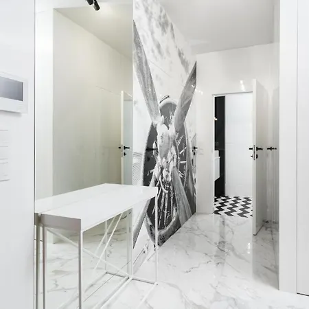 Urban Chic - Luxury 2-bedroom, Mennica * Warszawa