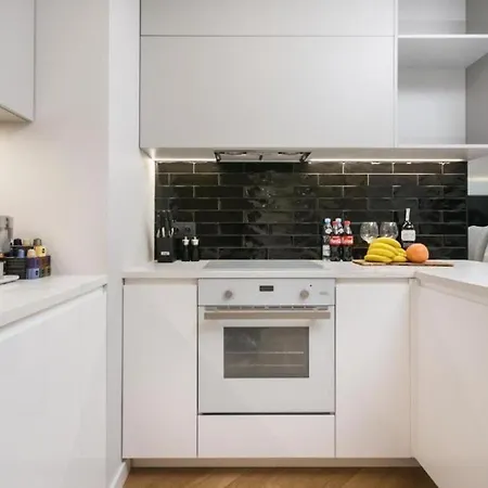 Urban Chic - Luxury 2-bedroom, Mennica