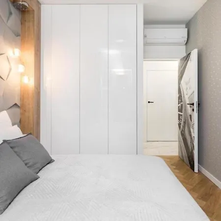 Apartamento Urban Chic - Luxury 2-bedroom, Mennica Varsovia