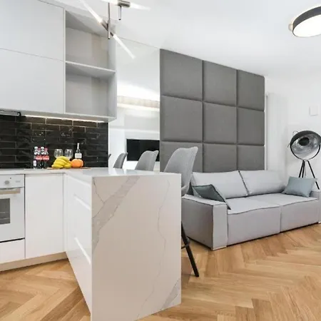 Urban Chic - Luxury 2-bedroom, Mennica Apartment