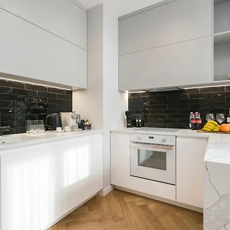 Urban Chic - Luxury 2-bedroom, Mennica Apartment *