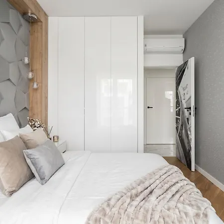 Apartment Urban Chic - Luxury 2-bedroom, Mennica