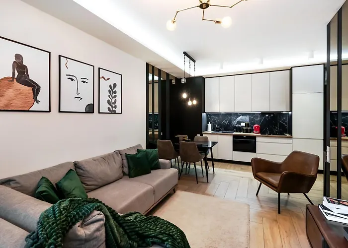 Urban Chic - Luxury 2-bedroom, Mennica Apartment *