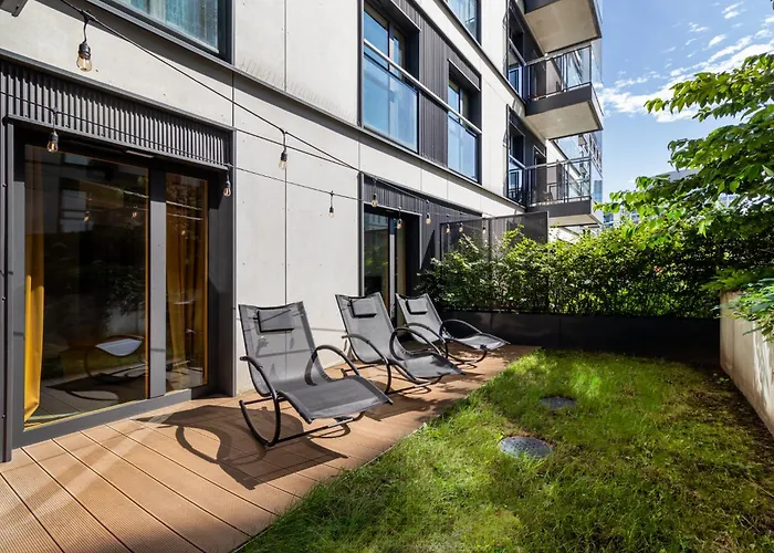 Urban Chic - Luxury 2-bedroom, Mennica Apartment *