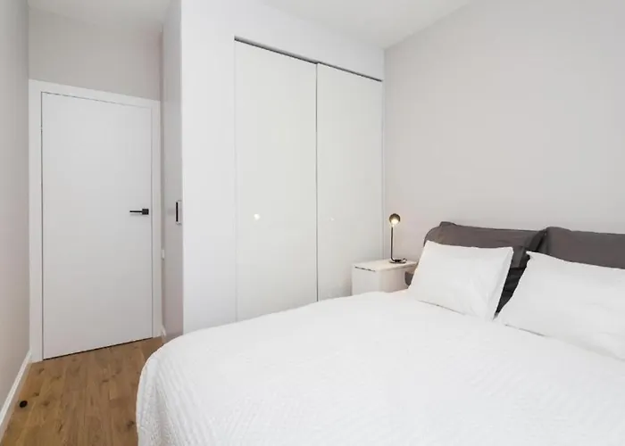 Urban Chic - Luxury 2-bedroom, Mennica