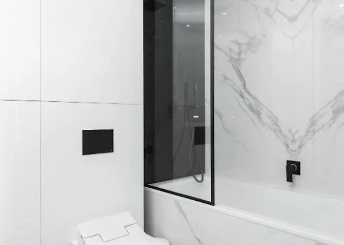 Urban Chic - Luxury 2-bedroom, Mennica Apartment *