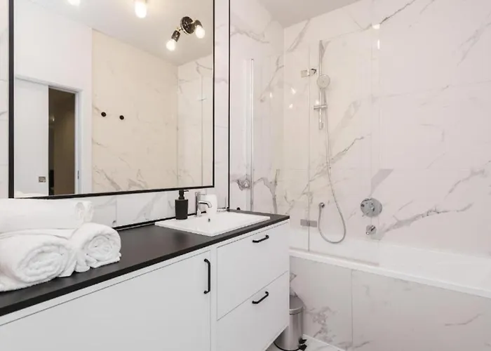 Urban Chic - Luxury 2-bedroom, Mennica Warsaw