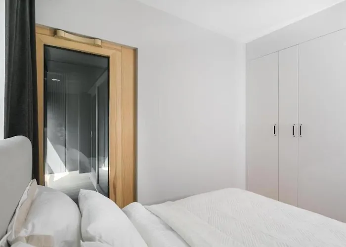 Urban Chic - Luxury 2-bedroom, Mennica *