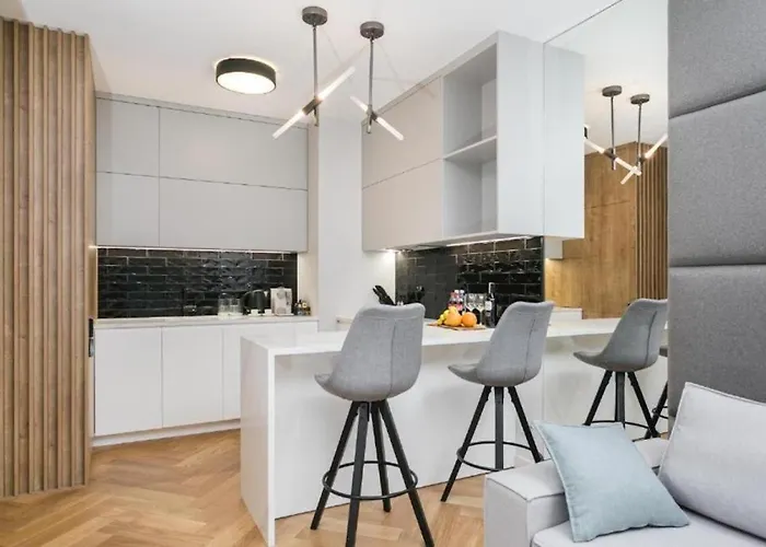 Urban Chic - Luxury 2-bedroom, Mennica Apartment