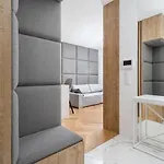 Urban Chic - Luxury 2-bedroom, Mennica