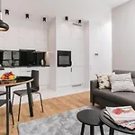 Urban Chic - Luxury 2-bedroom, Mennica Apartament Warszawa