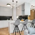 Urban Chic - Luxury 2-bedroom, Mennica Lejlighed