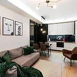 Urban Chic - Luxury 2-bedroom, Mennica Apartamento *