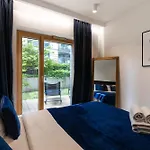 Urban Chic - Luxury 2-bedroom, Mennica Apartamento