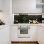 Urban Chic - Luxury 2-bedroom, Mennica