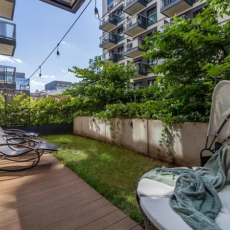 Urban Chic - Luxury 2-bedroom, Mennica Apartman