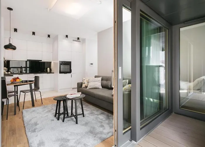Urban Chic - Luxury 2-bedroom, Mennica Varsó