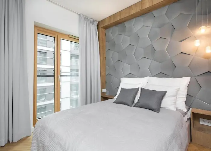 Urban Chic - Luxury 2-bedroom, Mennica Apartman Varsó