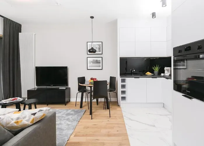 Urban Chic - Luxury 2-bedroom, Mennica Apartman Varsó