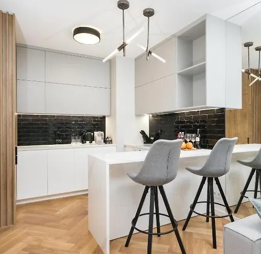 Urban Chic - Luxury 2-bedroom, Mennica * Varsó