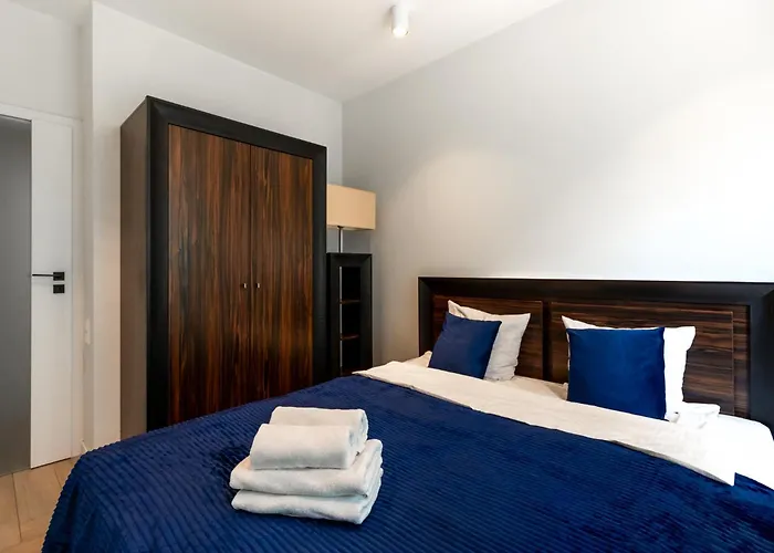 Urban Chic - Luxury 2-bedroom, Mennica