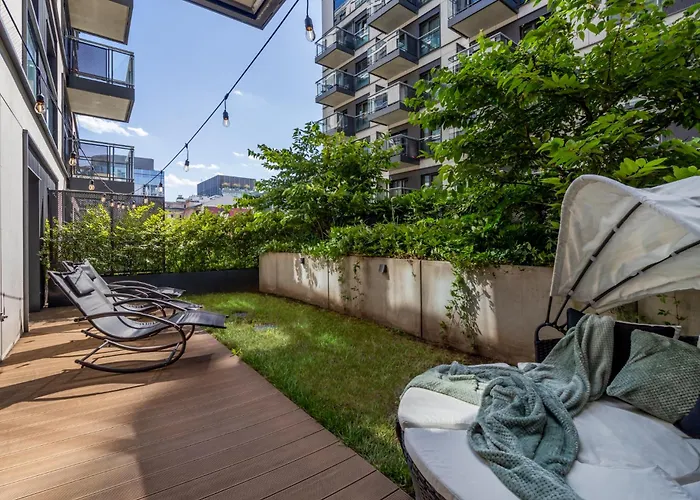 Urban Chic - Luxury 2-bedroom, Mennica Apartman