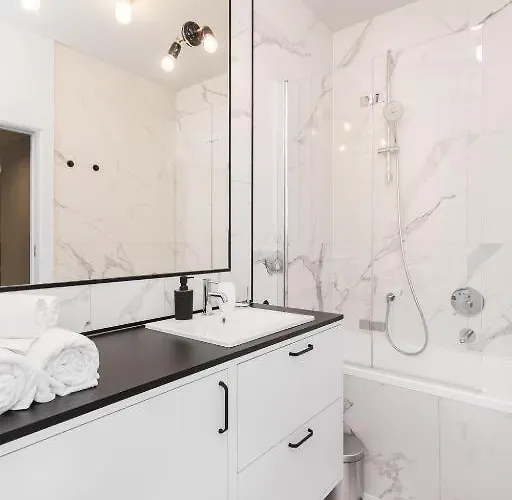 Apartman Urban Chic - Luxury 2-bedroom, Mennica Varsó