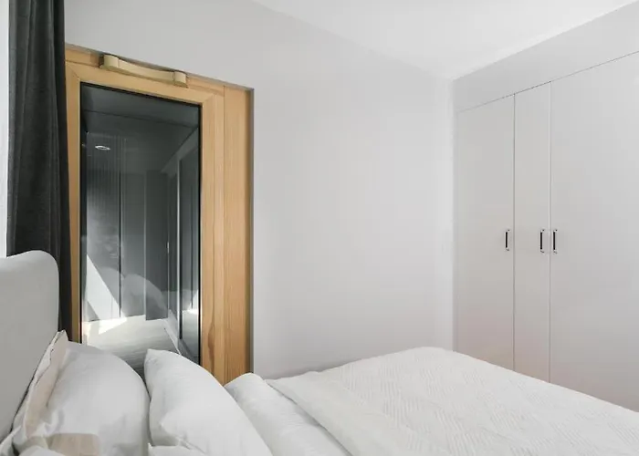 Apartman Urban Chic - Luxury 2-bedroom, Mennica