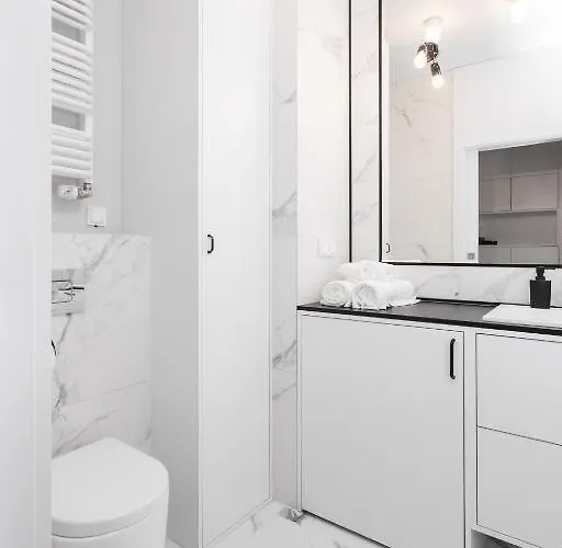 Urban Chic - Luxury 2-bedroom, Mennica Apartman *