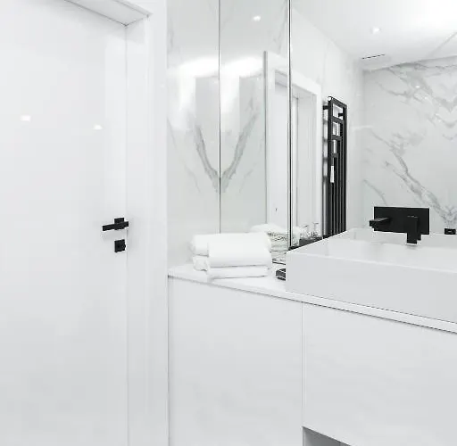 Urban Chic - Luxury 2-bedroom, Mennica