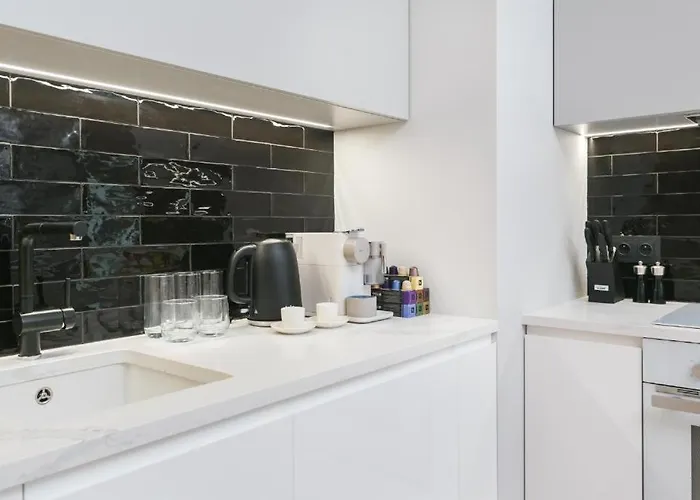 Urban Chic - Luxury 2-bedroom, Mennica Apartman